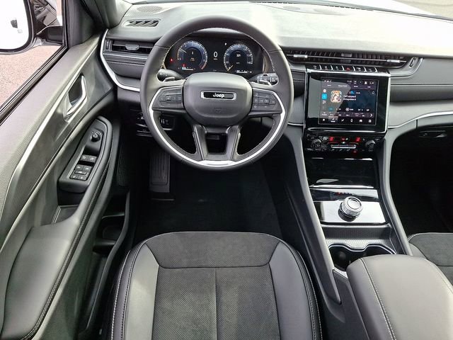 New 2025 Jeep Grand Cherokee Altitude image 2