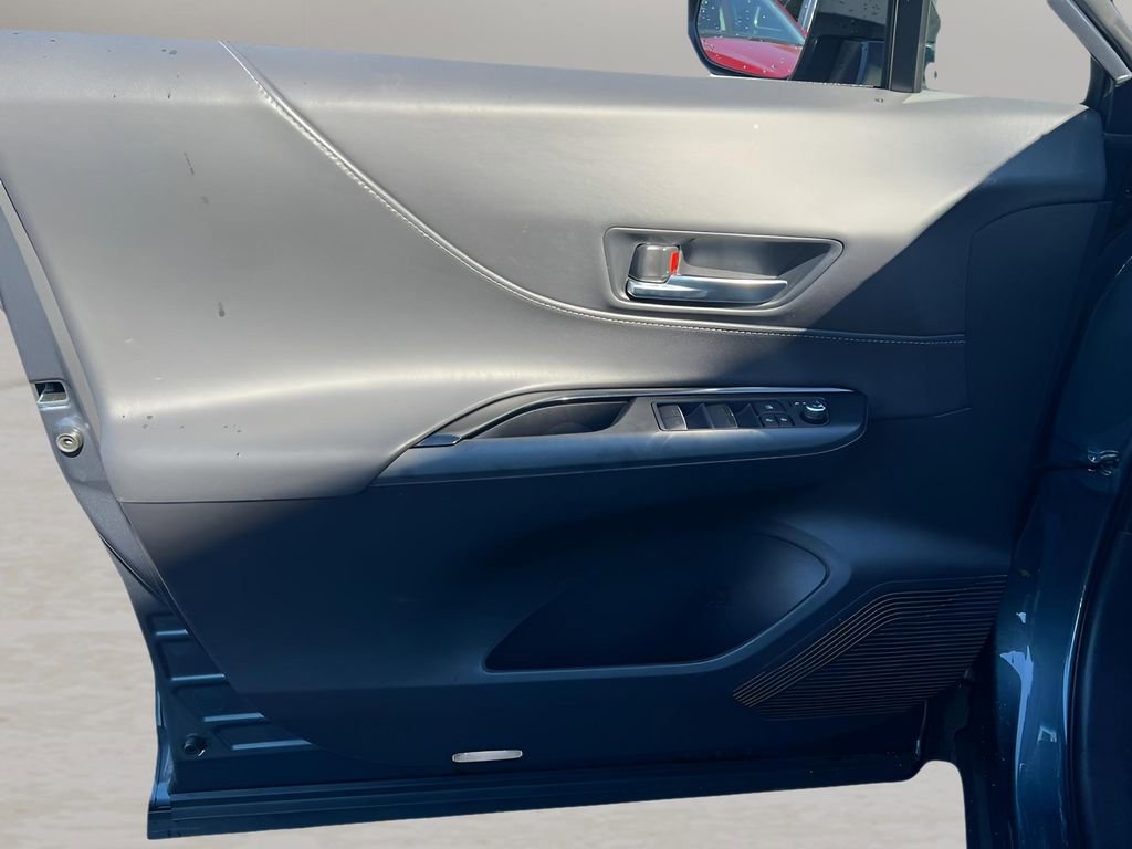 Used 2024 Toyota Venza LE image 15