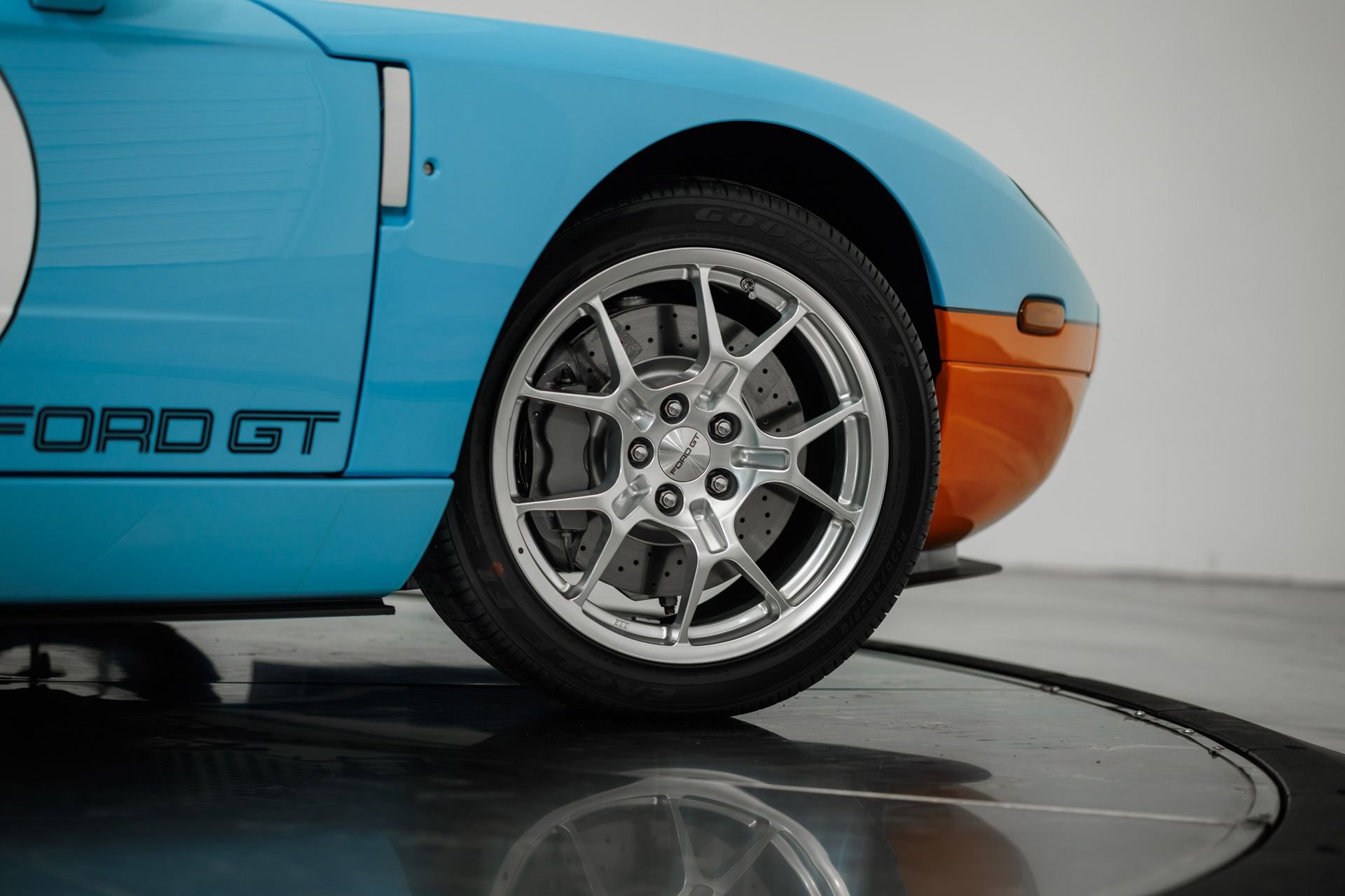 Used 2006 Ford GT RWD image 16