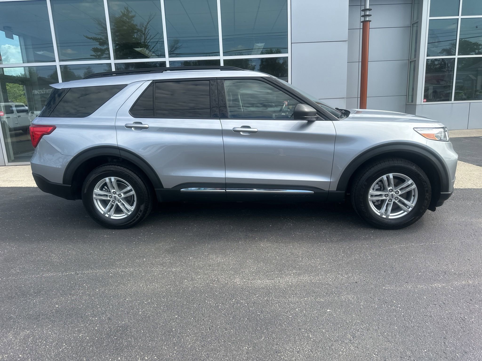 Used 2022 Ford Explorer XLT w/ Equipment Group 202A AWD/4WD image 2