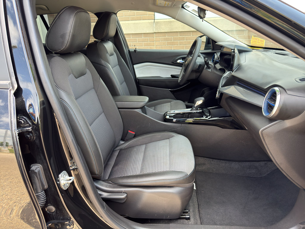 Used 2025 Chevrolet Trax LT FWD image 35