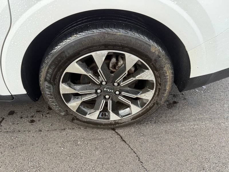 Certified 2023 Kia Carnival EX FWD image 17