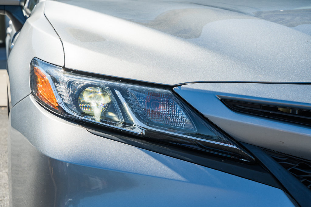 Used 2020 Toyota Camry SE w/ Sunroof Package FWD image 11