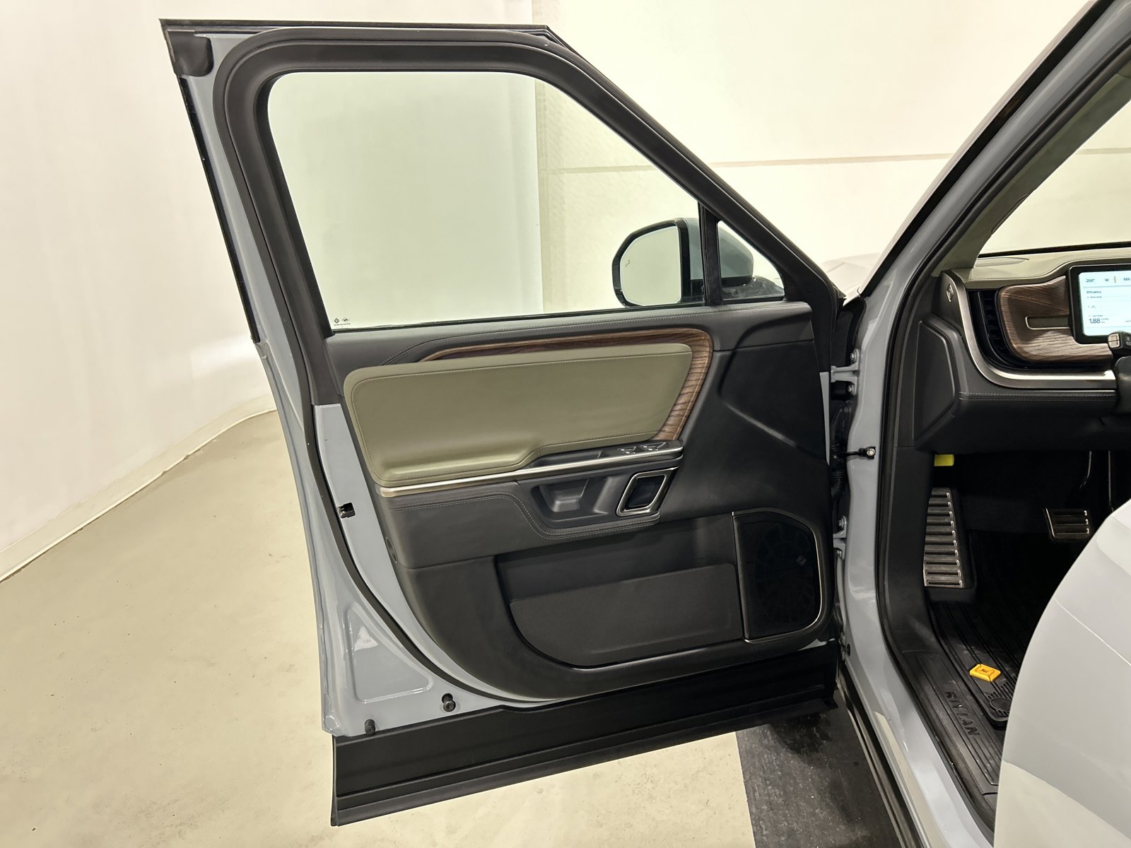 Used 2023 Rivian R1S Adventure AWD/4WD image 16