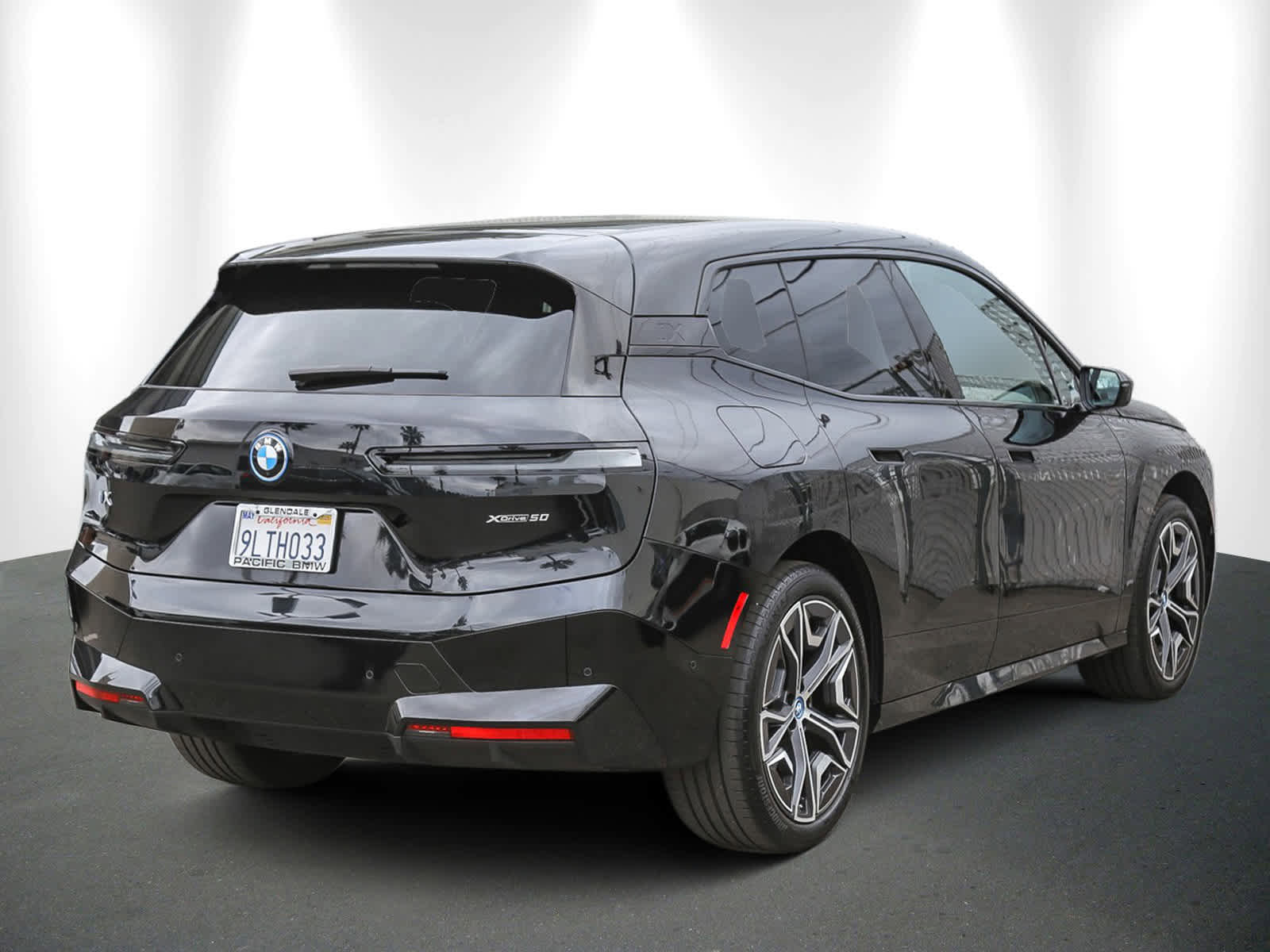 Used 2025 BMW iX xDrive50 w/ Premium Package image 6