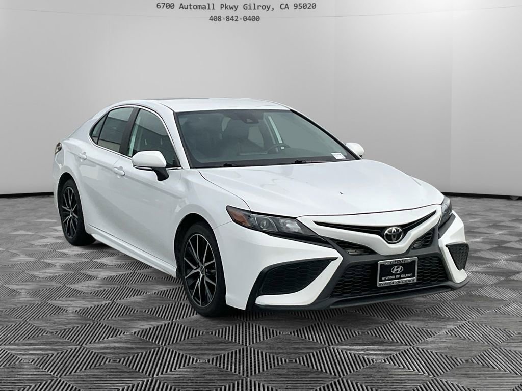Used 2023 Toyota Camry SE image 3