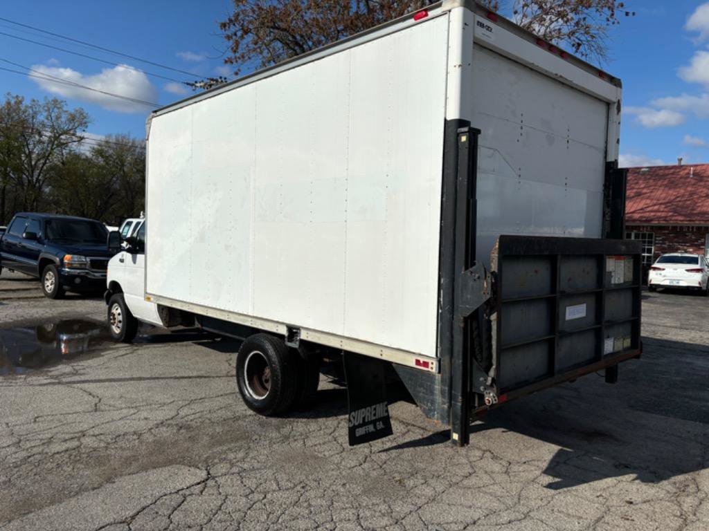 Used 2004 Ford E-350 and Econoline 350 Super Duty RWD image 4