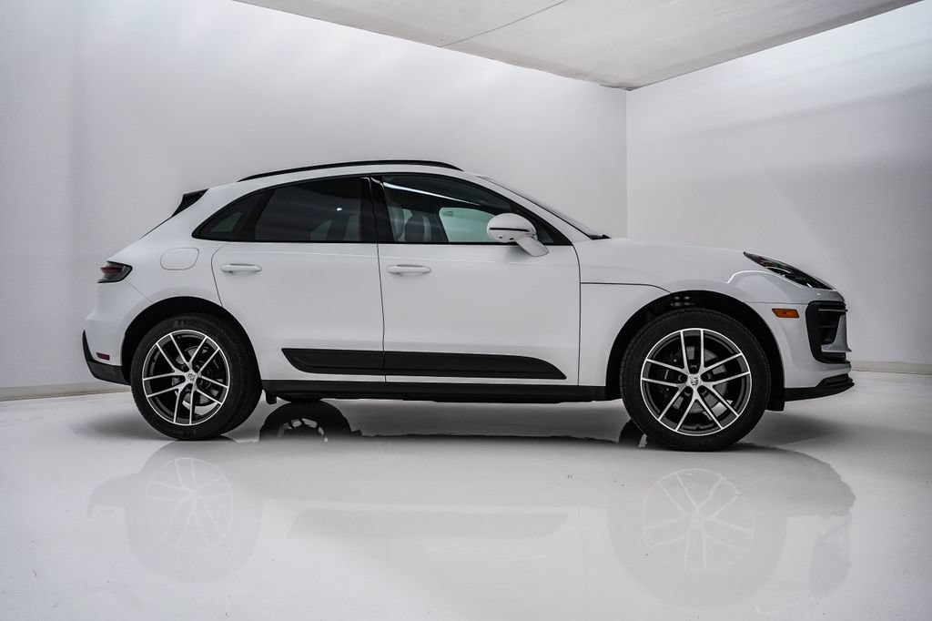 Certified 2025 Porsche Macan AWD/4WD image 8