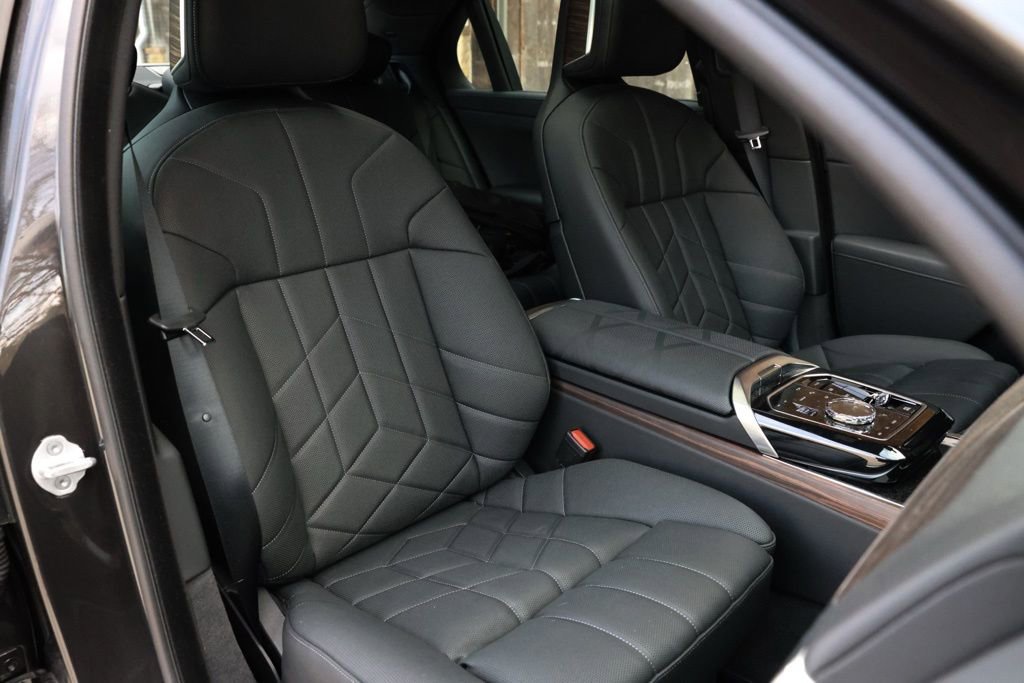 Used 2025 BMW i7 xDrive60 AWD/4WD image 13