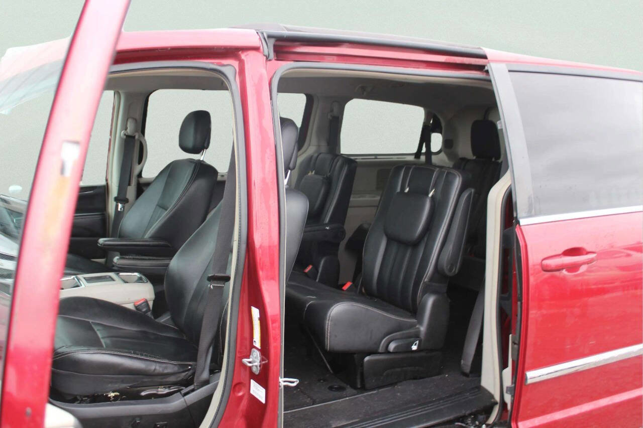 Used 2014 Chrysler Town & Country Touring image 7