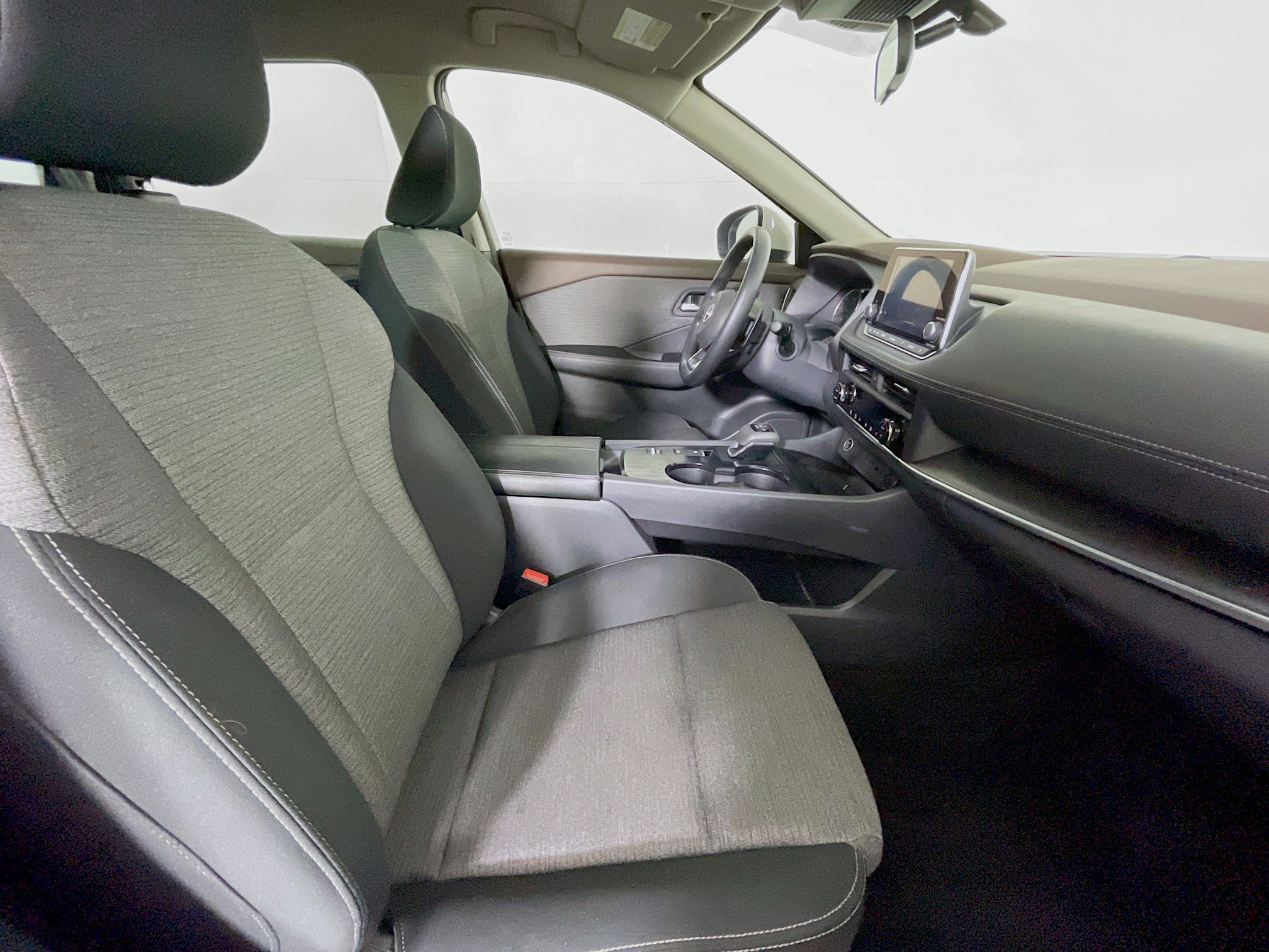 Used 2023 Nissan Rogue SV image 29