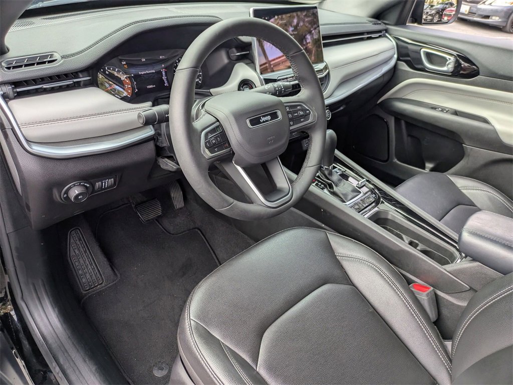 Used 2025 Jeep Compass Limited image 17