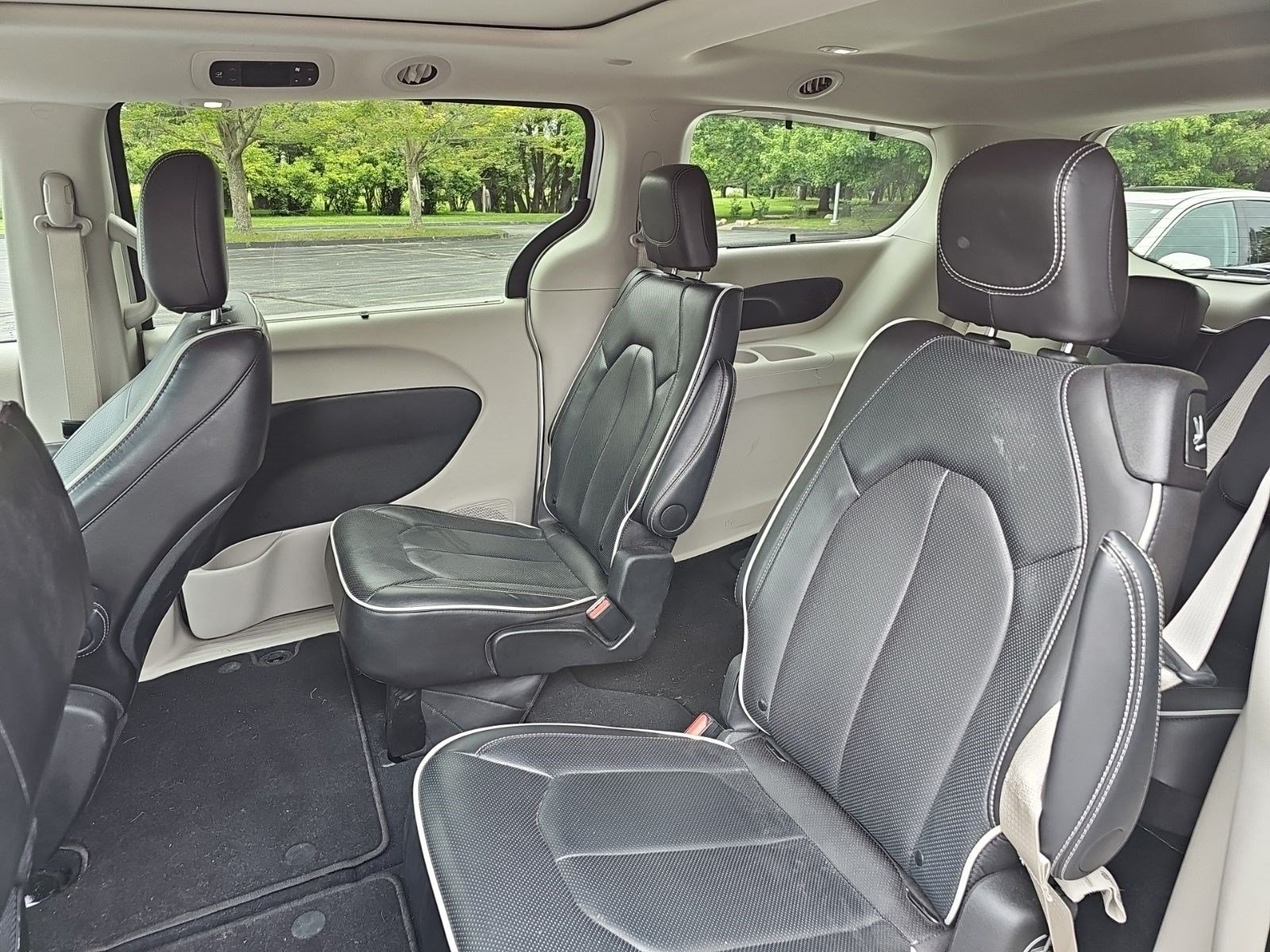 Used 2024 Chrysler Pacifica Limited w/ Trailer Tow Group FWD image 19
