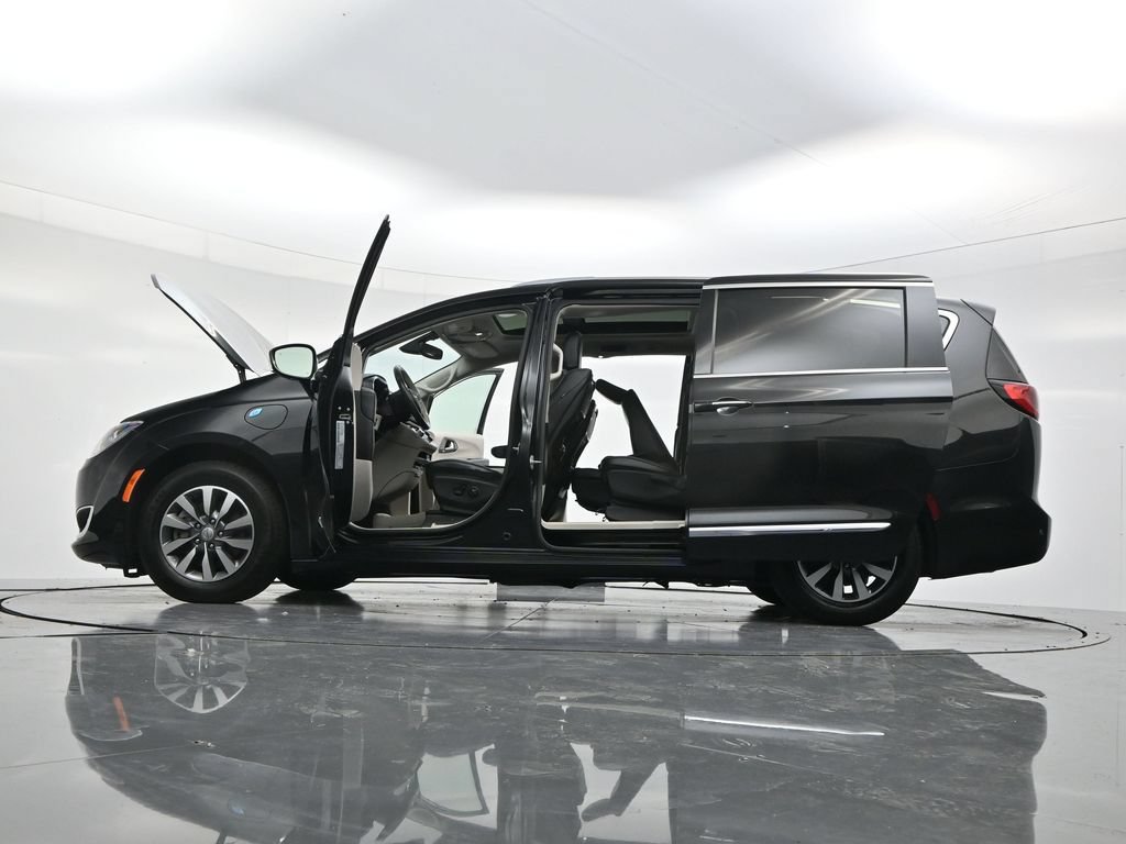 Used 2020 Chrysler Pacifica Limited FWD image 57