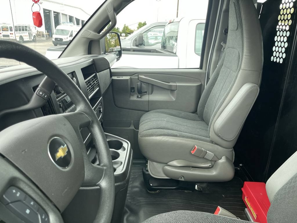 Used 2025 Chevrolet Express 2500 w/ Driver Convenience Package RWD image 3