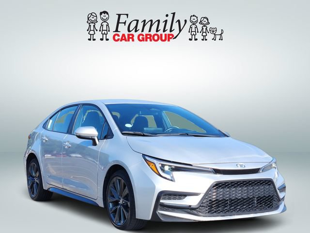 Used 2025 Toyota Corolla SE FWD image 2