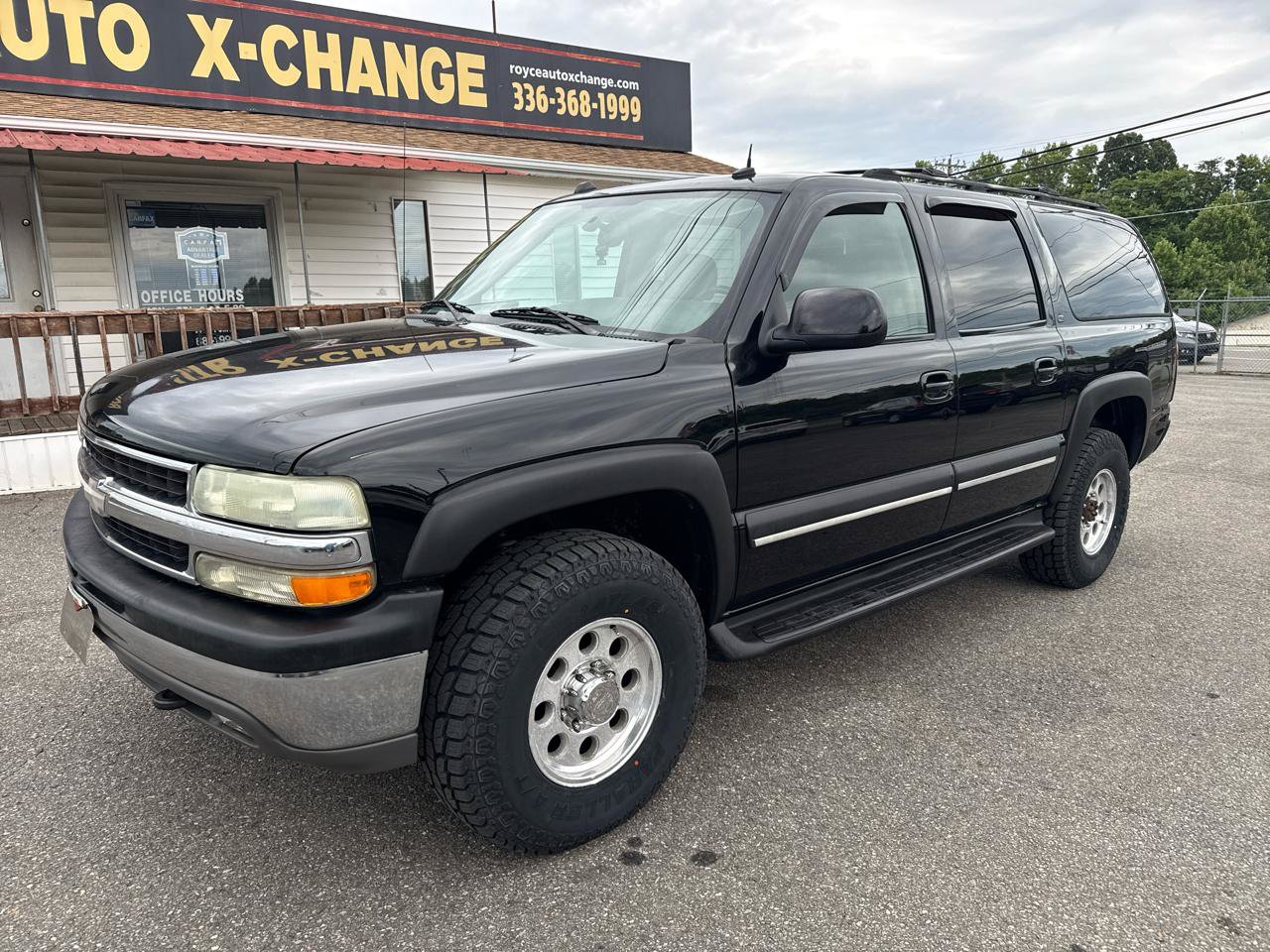 Used 2004 Chevrolet Suburban 2500 LT w/ Preferred Equipment Group AWD/4WD image 2