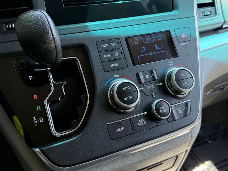 Used 2015 Toyota Sienna LE FWD image 18