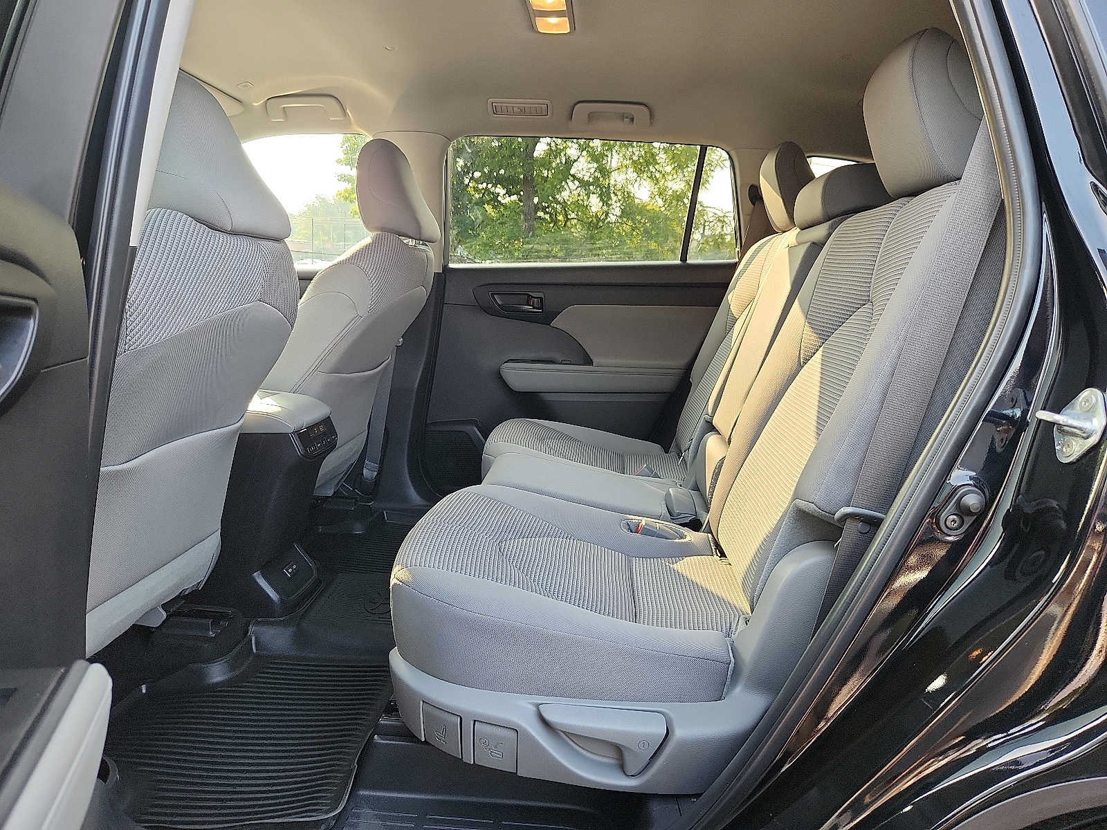 Used 2024 Toyota Highlander LE AWD/4WD image 10