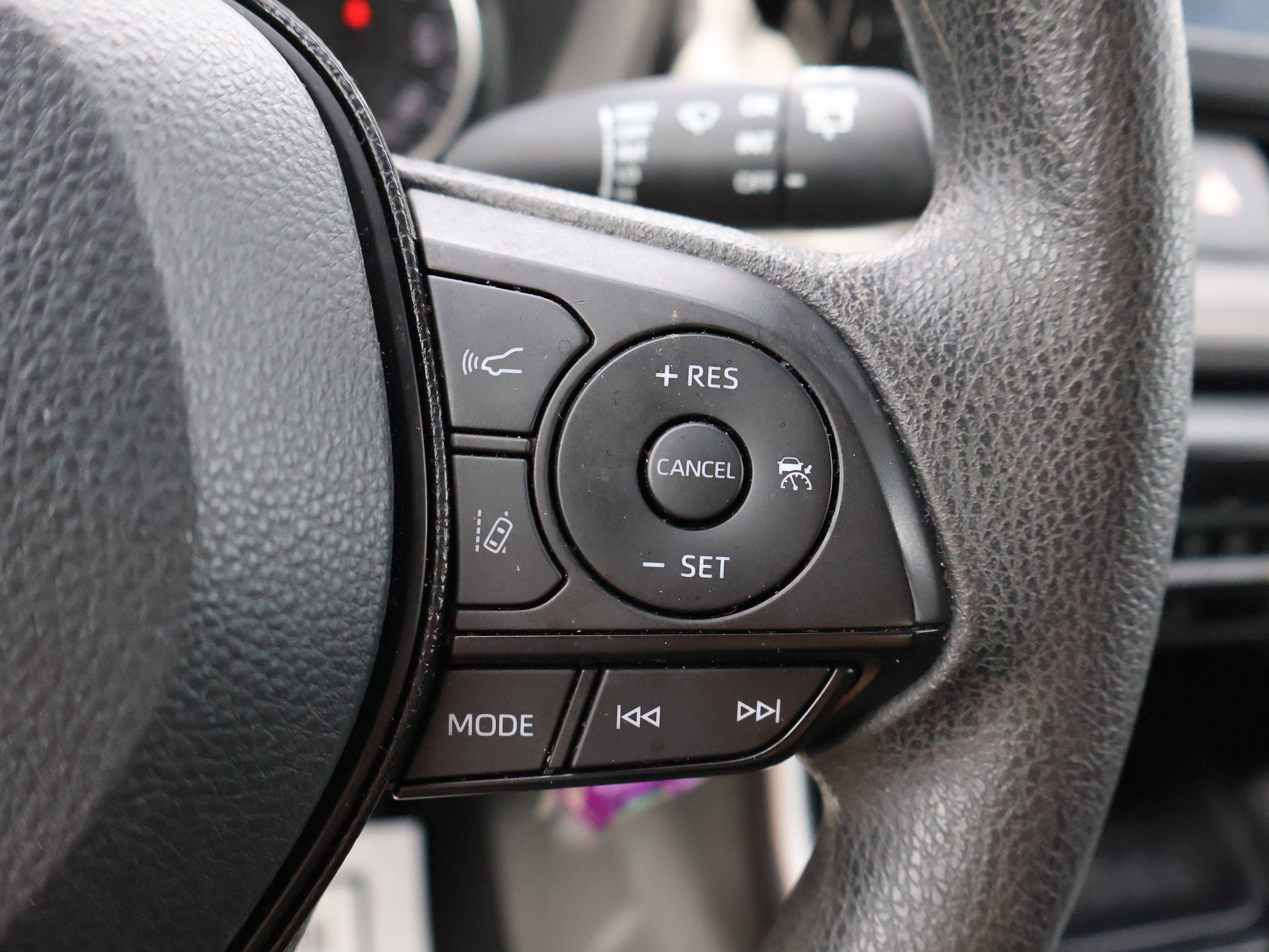 Used 2020 Toyota RAV4 LE AWD/4WD image 24