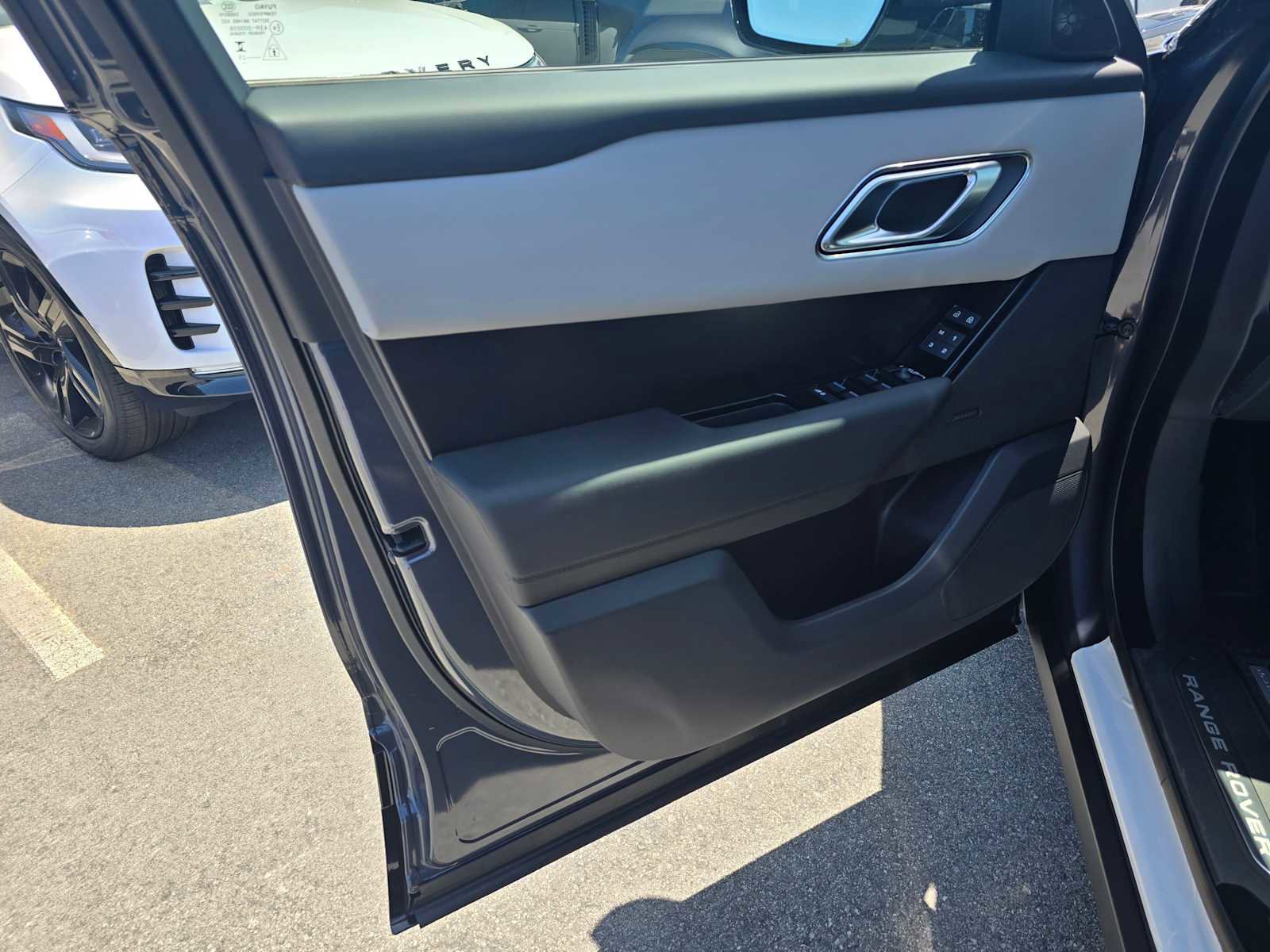 Certified 2026 Land Rover Range Rover Velar Dynamic SE image 23