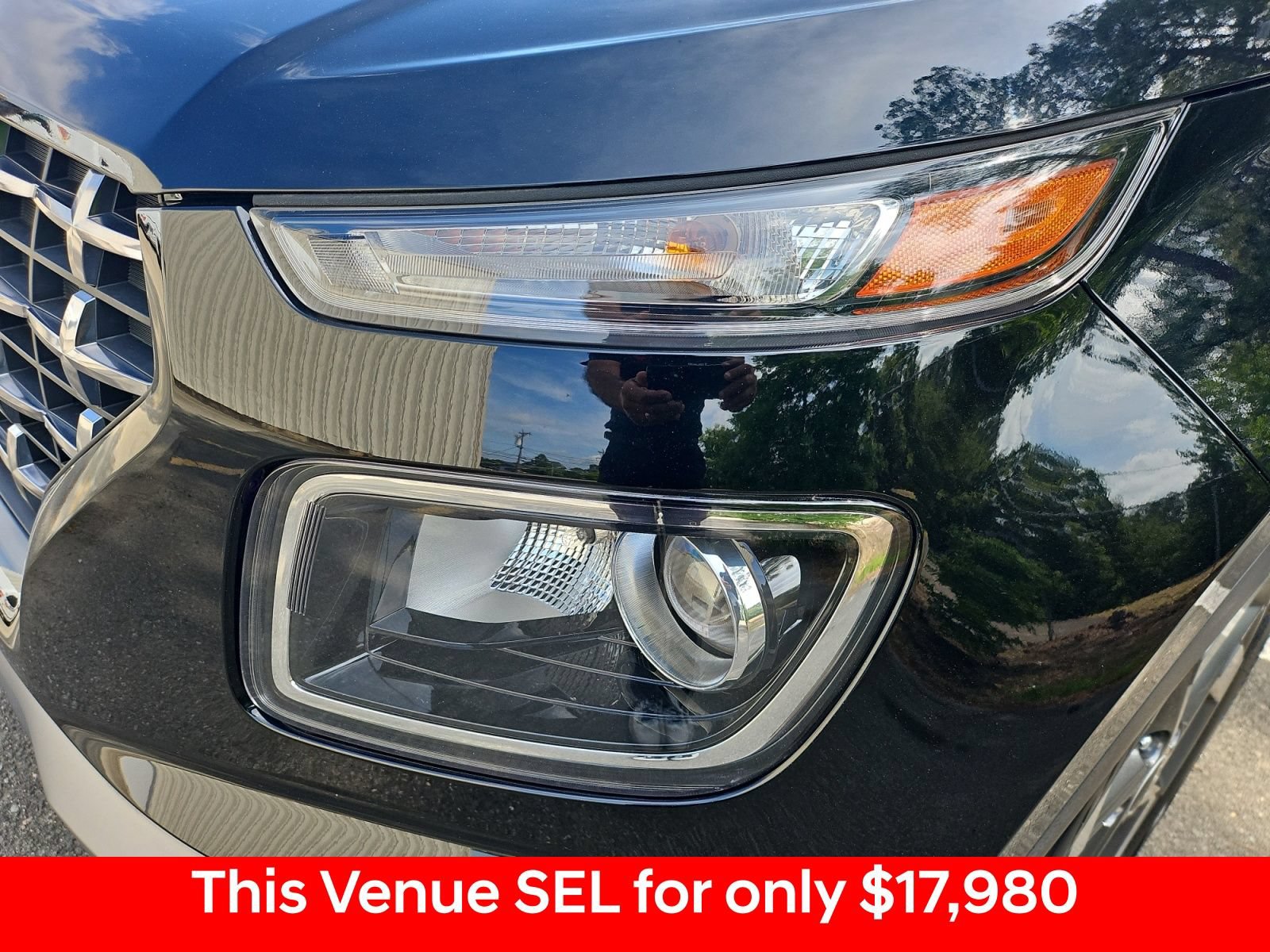 Used 2022 Hyundai Venue SEL FWD image 13