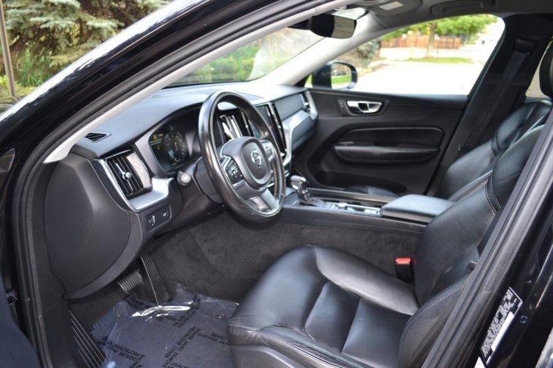 Used 2018 Volvo XC60 T5 Momentum w/ Vision Package image 18