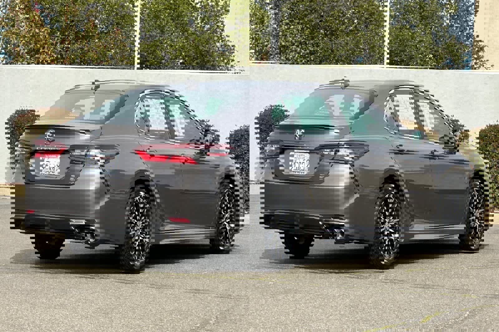 Used 2023 Toyota Camry SE image 2