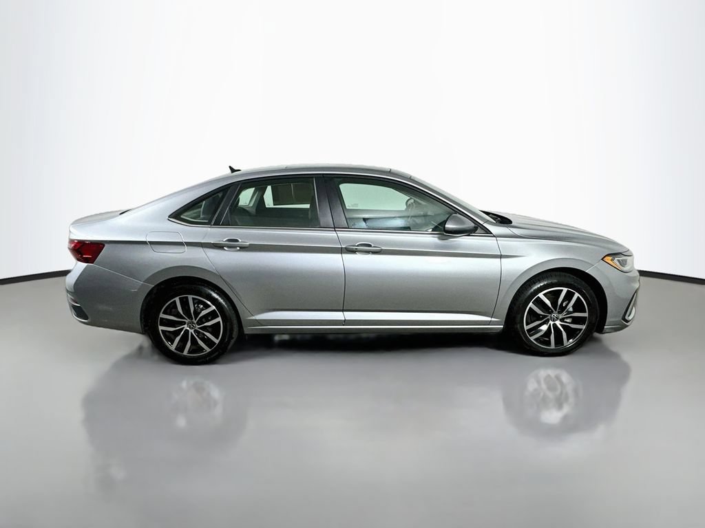 Used 2025 Volkswagen Jetta SE FWD image 7