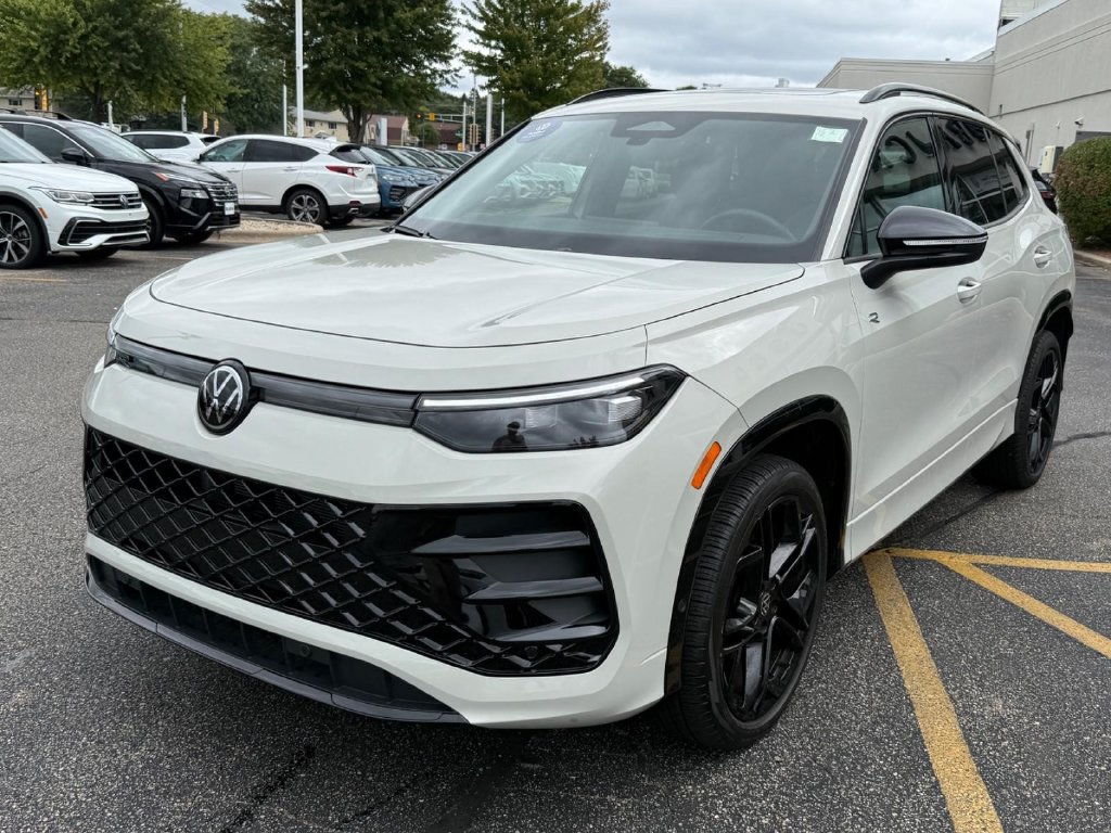 Used 2025 Volkswagen Tiguan SE R-Line AWD/4WD image 8