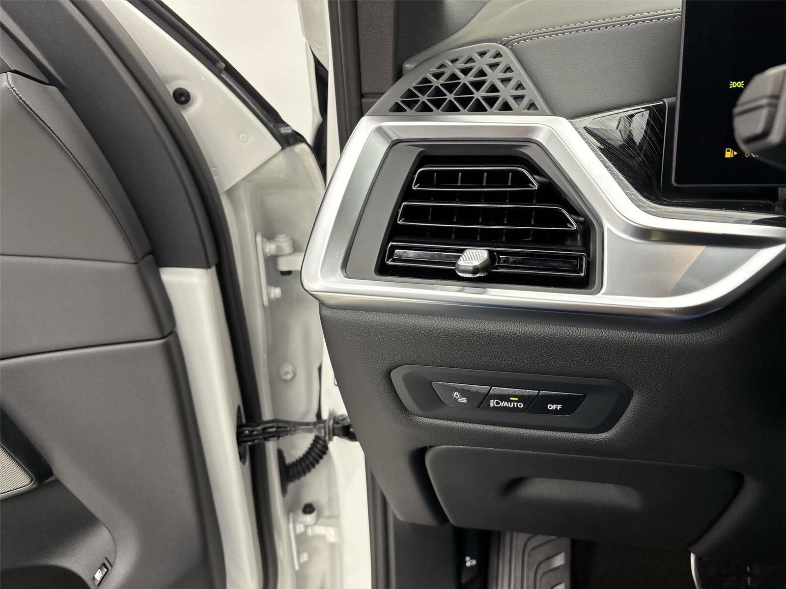 New 2026 BMW X5 xDrive50e w/ Executive Package image 31