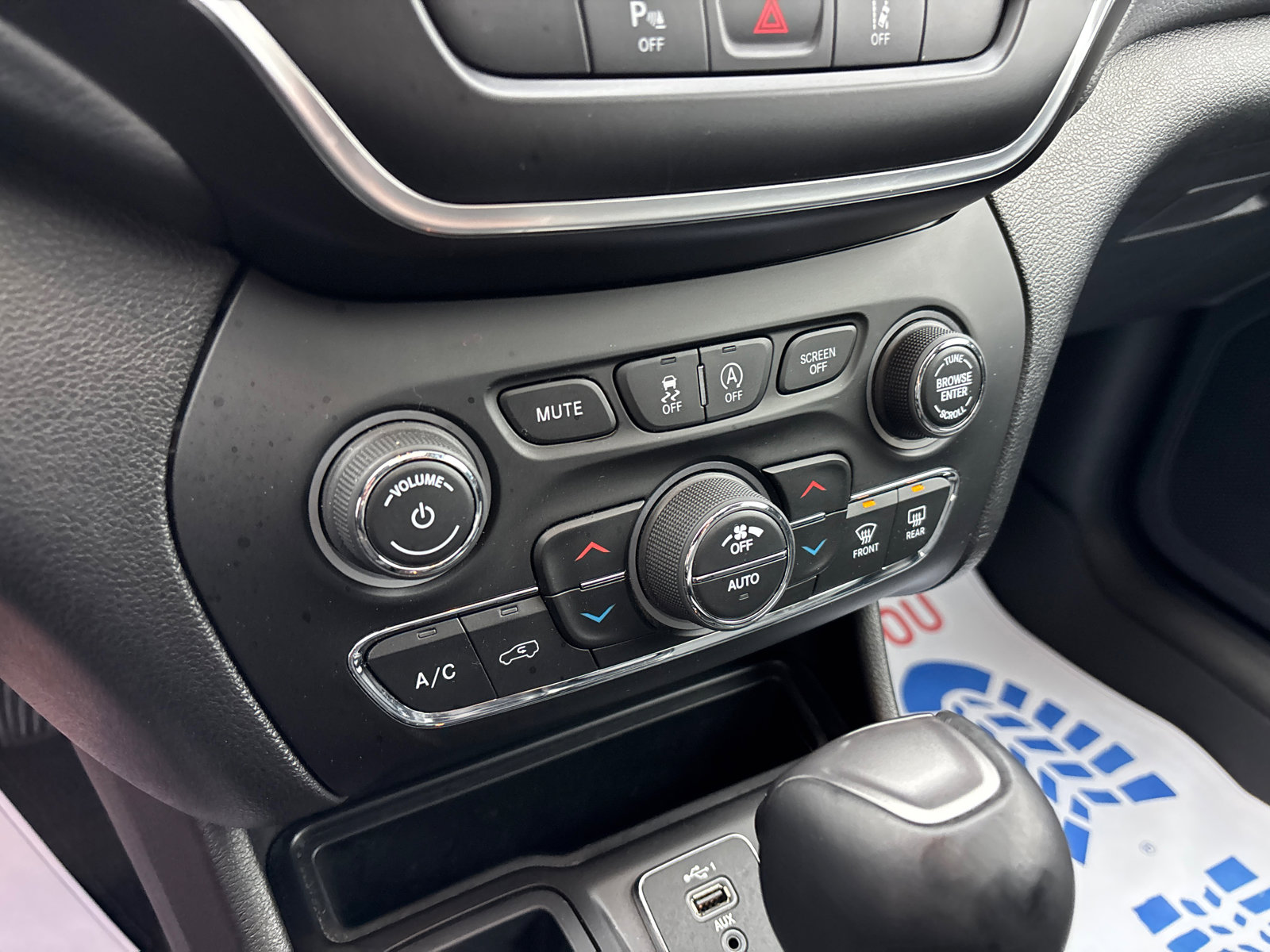 Used 2021 Jeep Cherokee Latitude Lux w/ Sun & Sound Group image 22