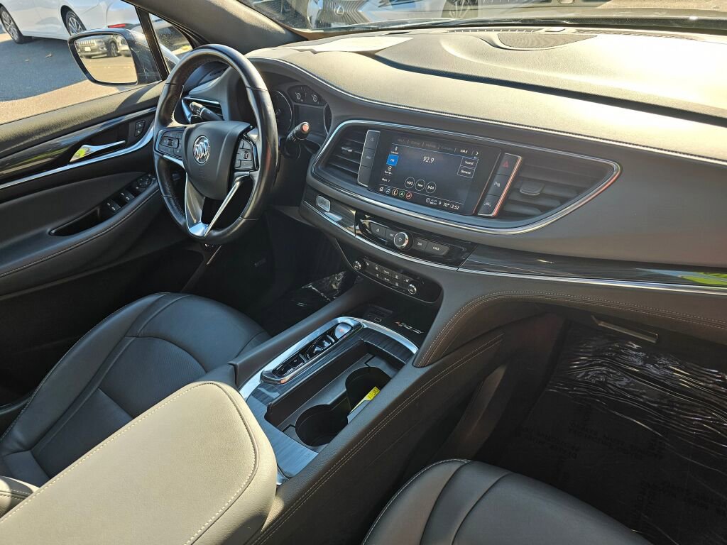 Used 2023 Buick Enclave Essence image 7