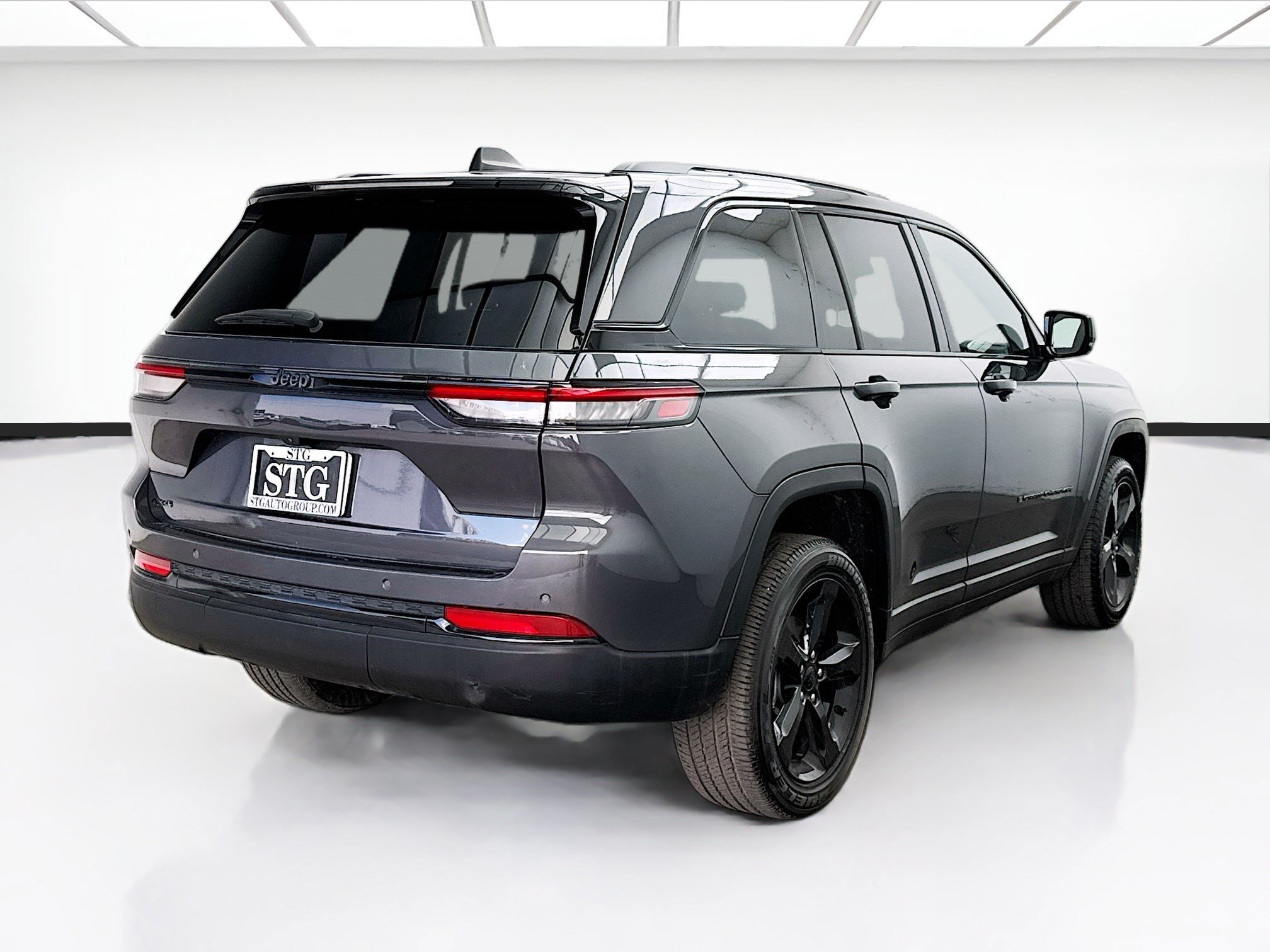 Used 2023 Jeep Grand Cherokee Altitude AWD/4WD image 4