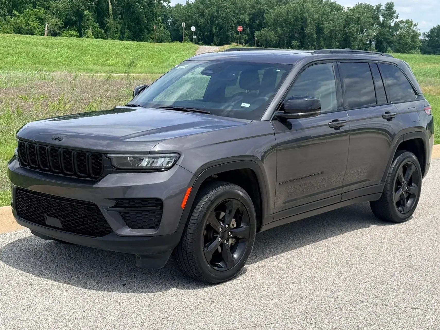 Used 2023 Jeep Grand Cherokee Altitude AWD/4WD image 11