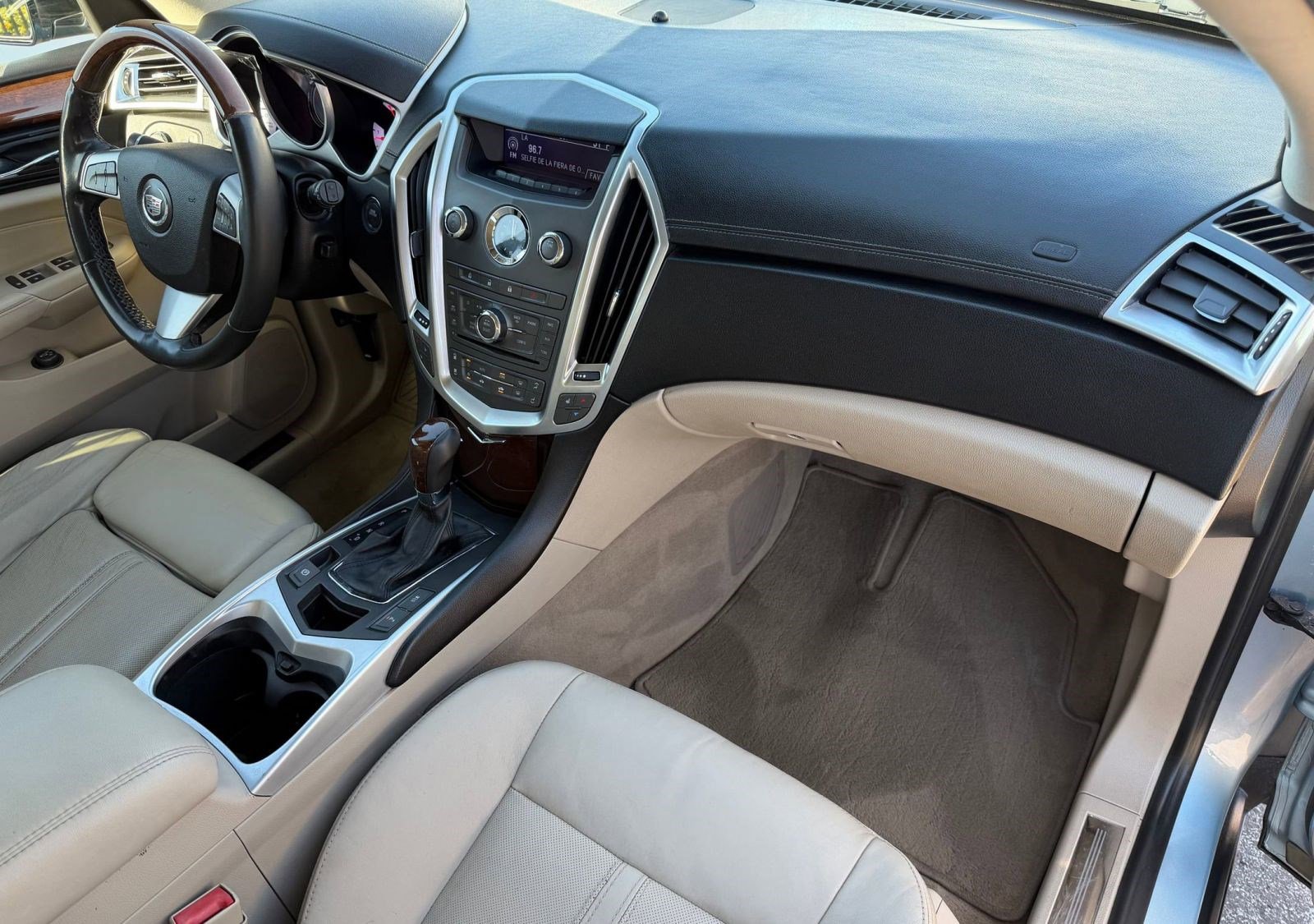 Used 2011 Cadillac SRX Luxury image 29