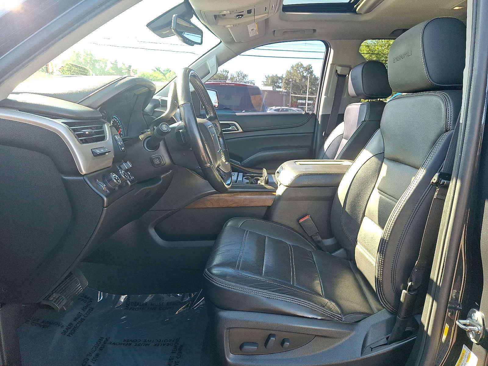 Certified 2020 GMC Yukon XL Denali w/ Denali Premium Package AWD/4WD image 13