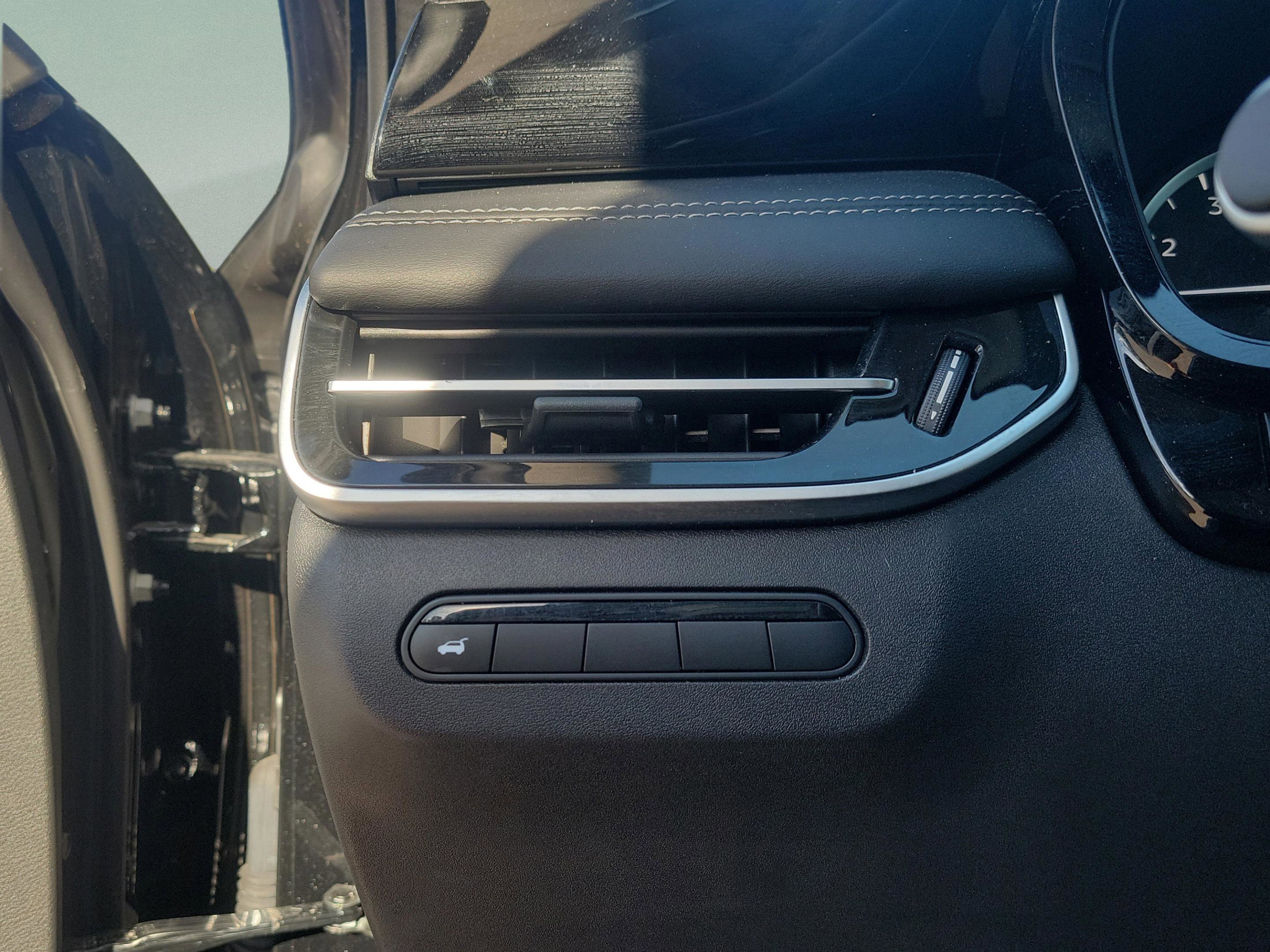 Certified 2025 INFINITI QX60 Pure image 17