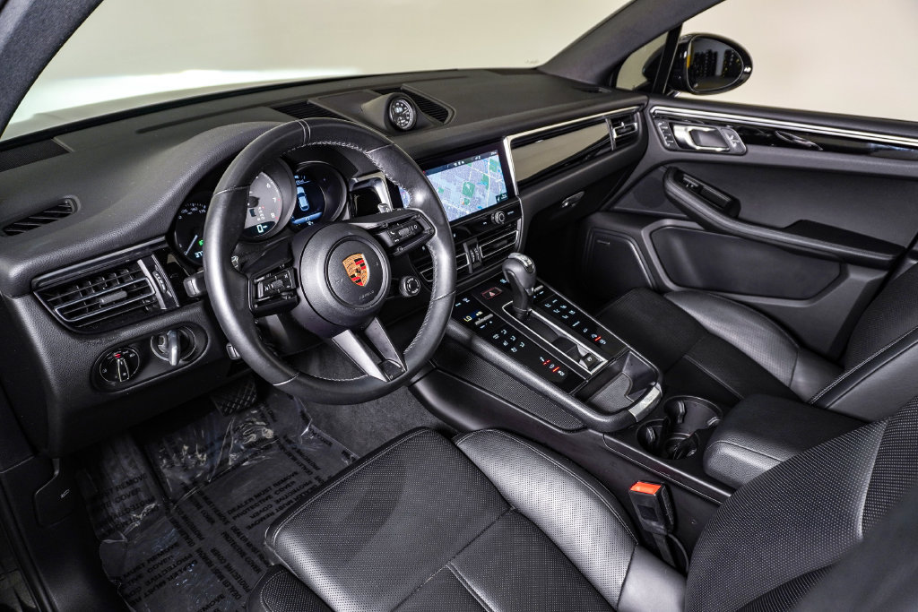 Certified 2022 Porsche Macan S AWD/4WD image 4
