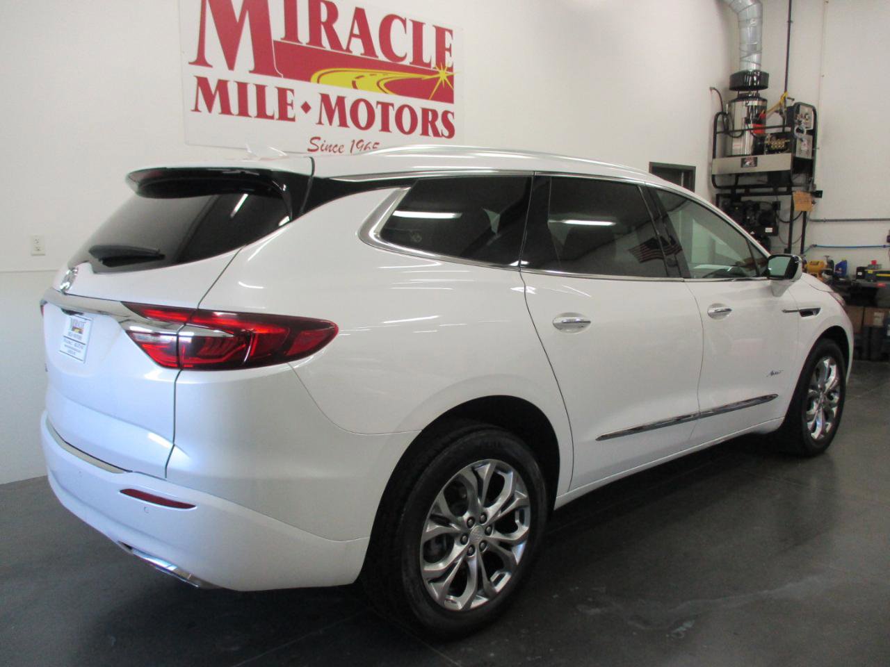 Used 2021 Buick Enclave Avenir w/ Avenir Technology Package AWD/4WD image 7