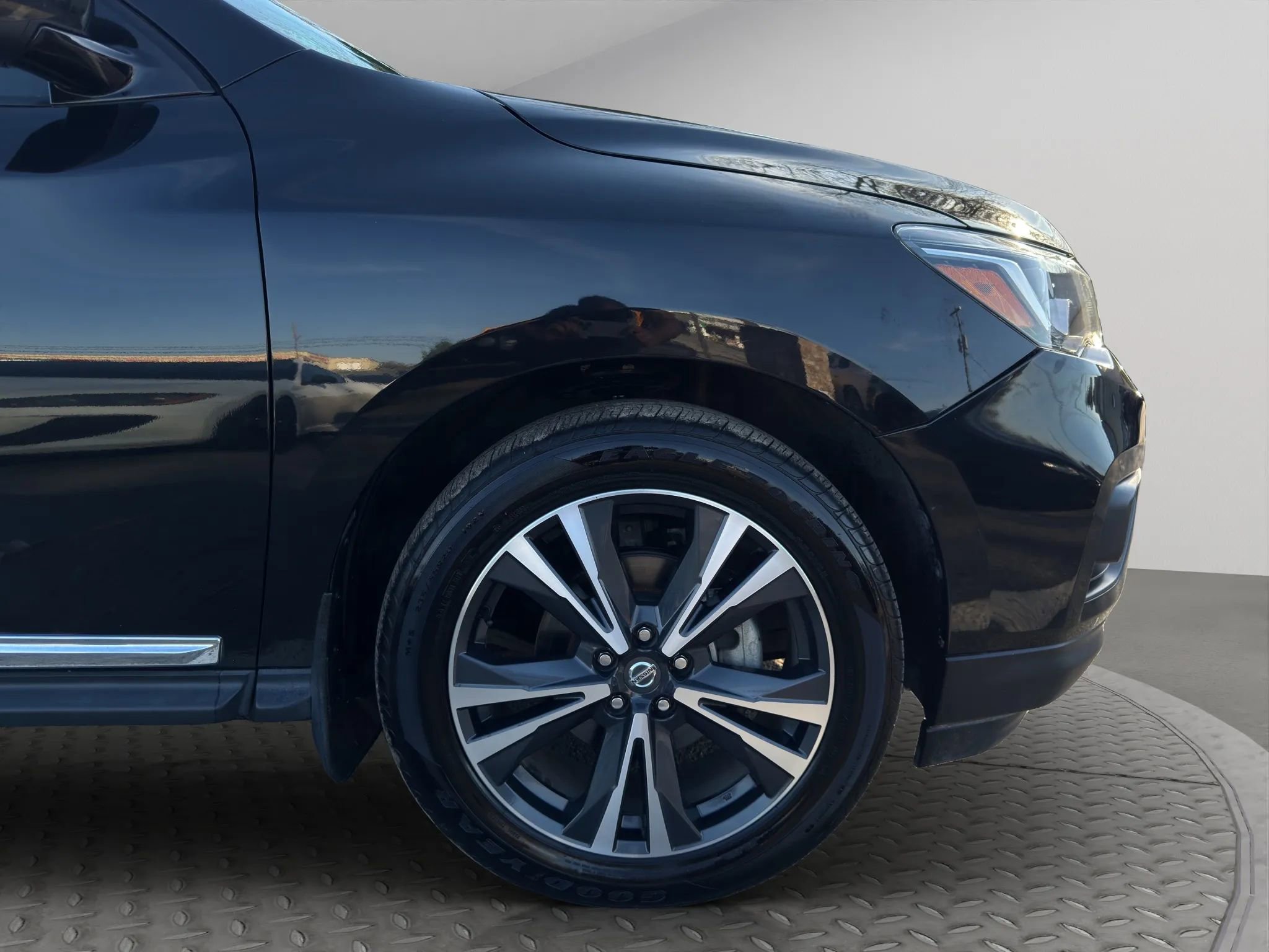 Used 2019 Nissan Pathfinder Platinum image 24