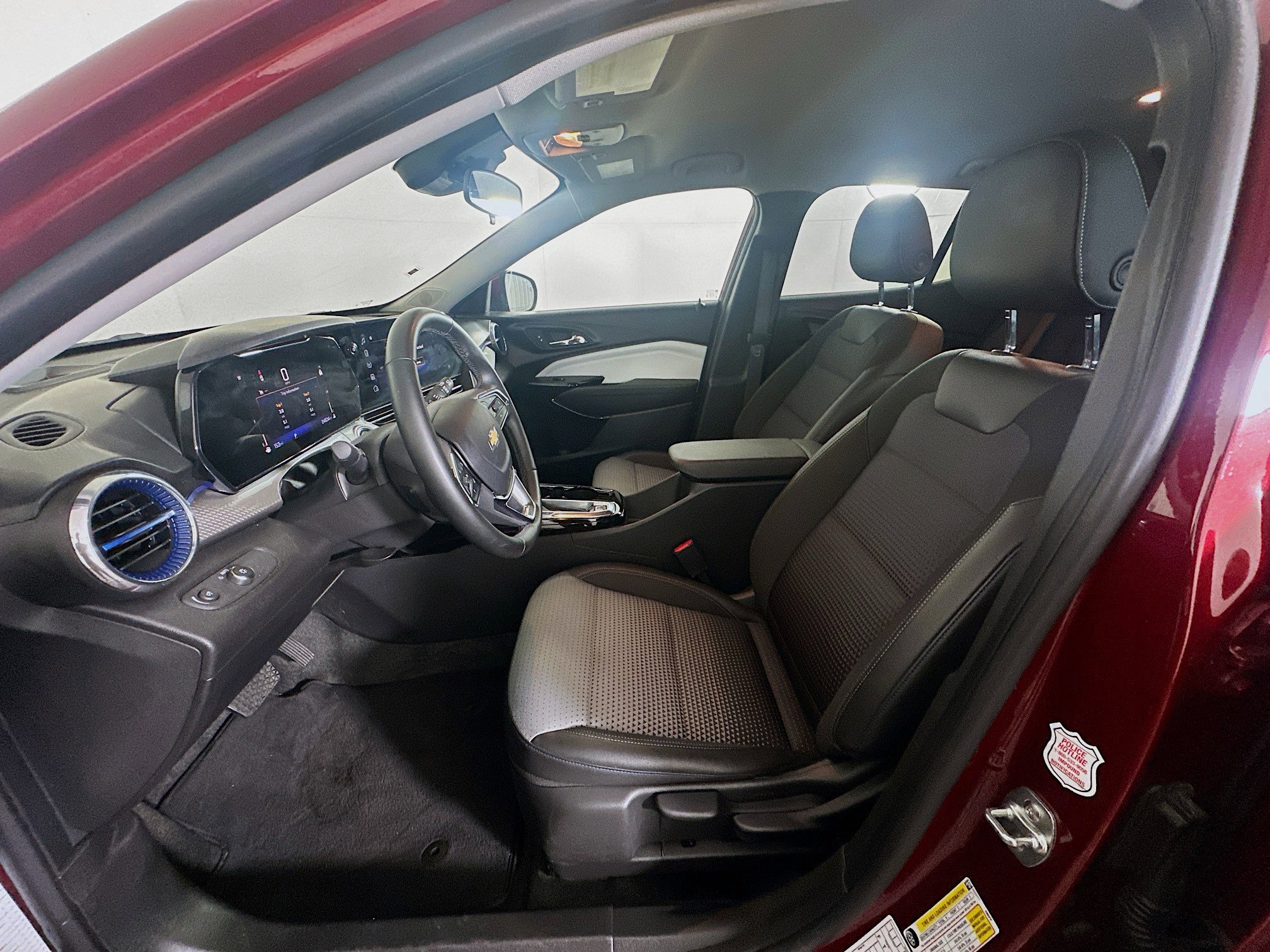 Used 2025 Chevrolet Trax LT w/ LT Convenience Package image 13