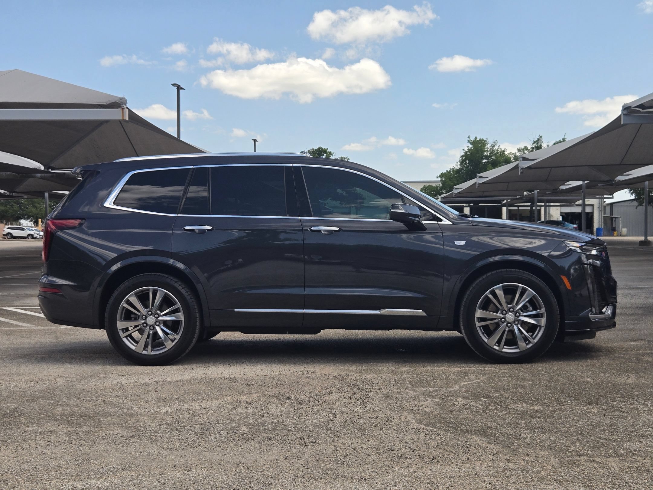 Used 2022 Cadillac XT6 Premium Luxury w/ Technology Package FWD image 3