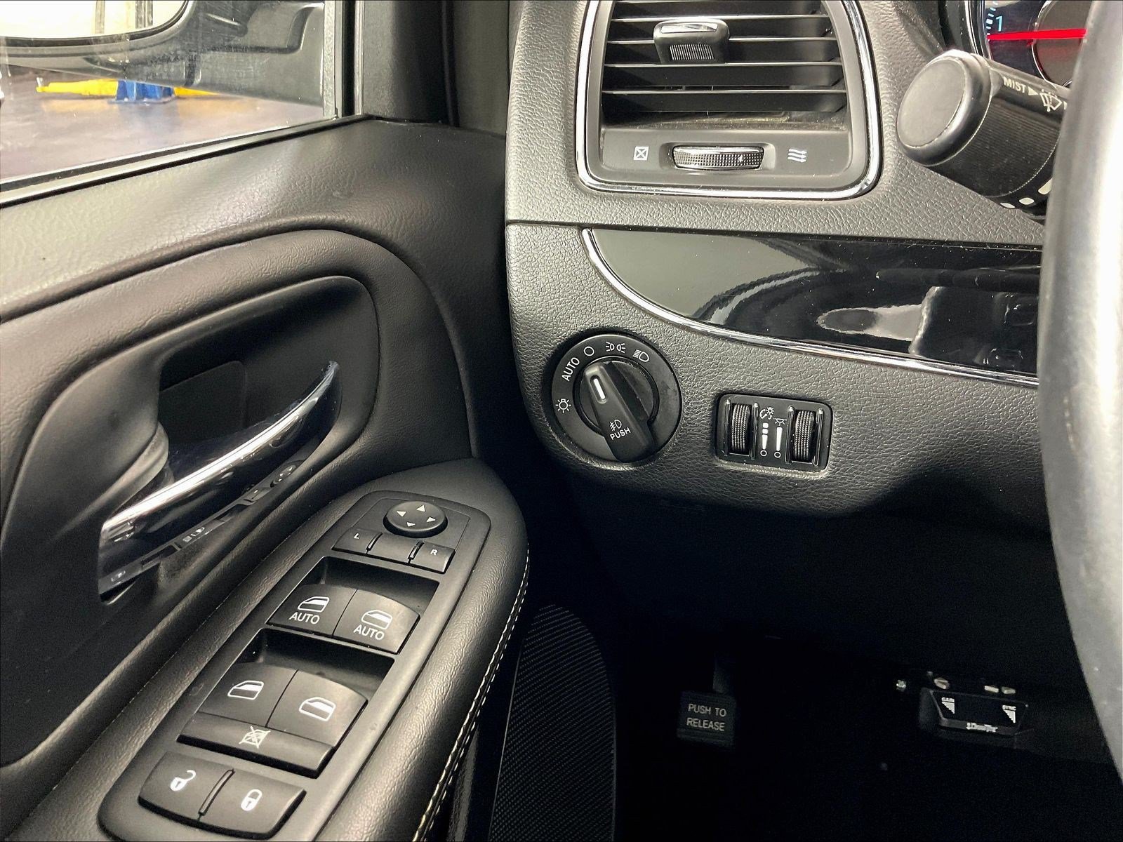 Used 2014 Chrysler Town & Country S FWD image 15