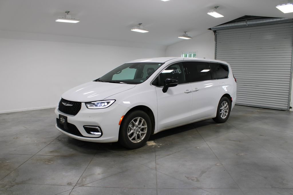 Used 2025 Chrysler Pacifica Select image 4