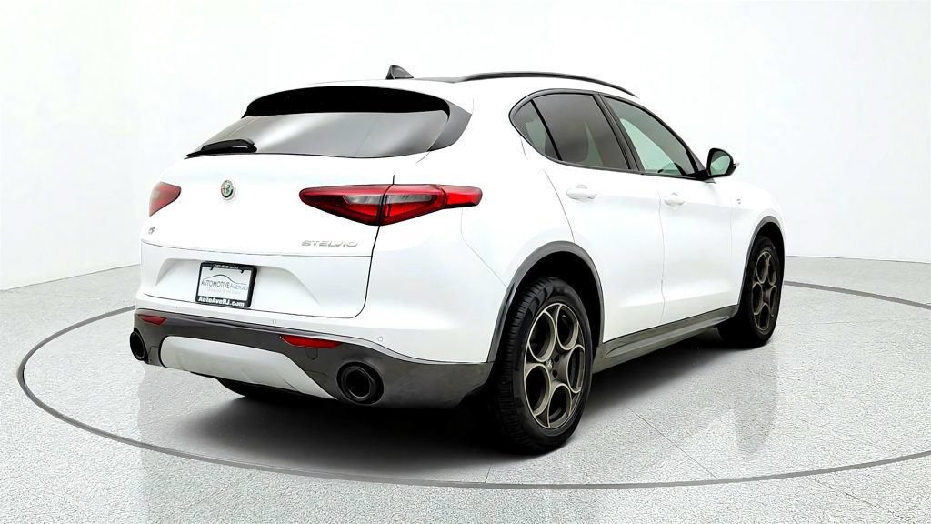 Used 2023 Alfa Romeo Stelvio Ti AWD/4WD image 5