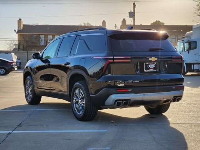 Used 2025 Chevrolet Traverse LT image 3