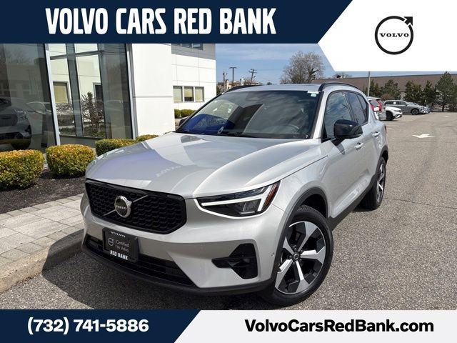 Used 2025 Volvo XC40 B5 Plus AWD/4WD image 1