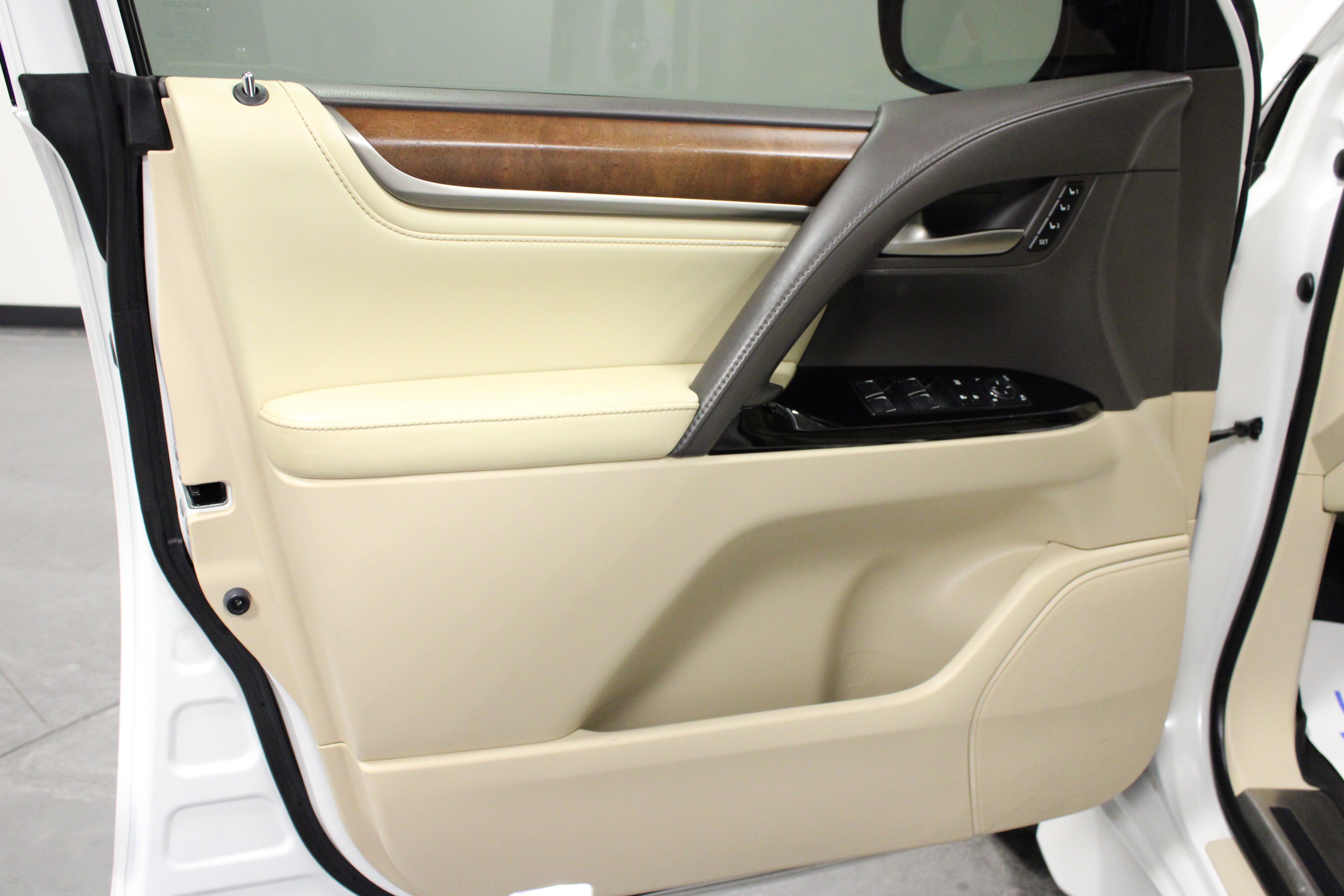 Used 2019 Lexus LX 570 4WD w/ Luxury Package image 11