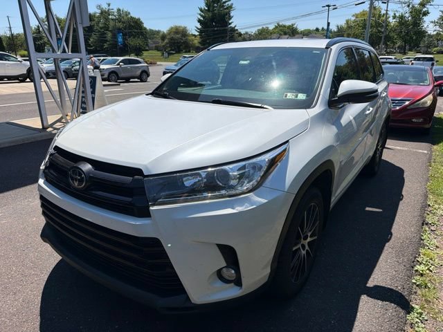 Used 2017 Toyota Highlander SE AWD/4WD image 2